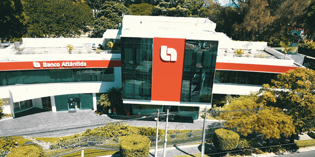 Migración del Sistema Central Bancario (Core Banking), Arquitectura en la Nube y Microservicios, e Integración de Talento Fintech On-Demand.  project background image